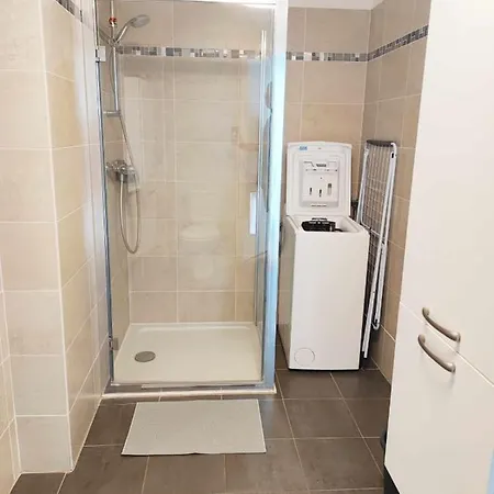 Bright And Fully Renovated Studio In דירה